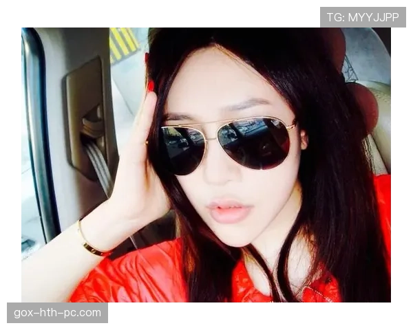 埃琳·安德森看球时居然带着满桌奢侈品，感觉她是在开秀场不是比赛啊？