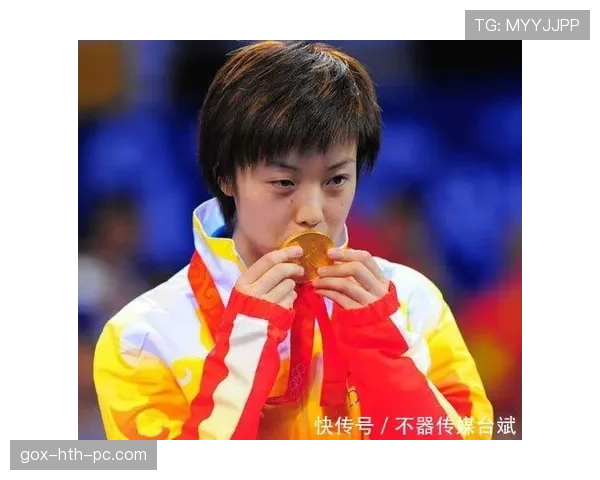 刷到张怡宁近照，曾经连轴转的乒乓女王如今在花园里喝下午茶，差太多了