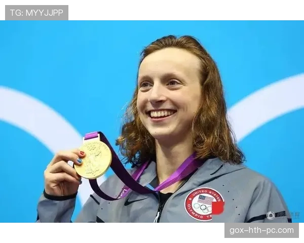 凯蒂·莱德基泳池边一身名牌，谁能跟她抢奢侈感啊？